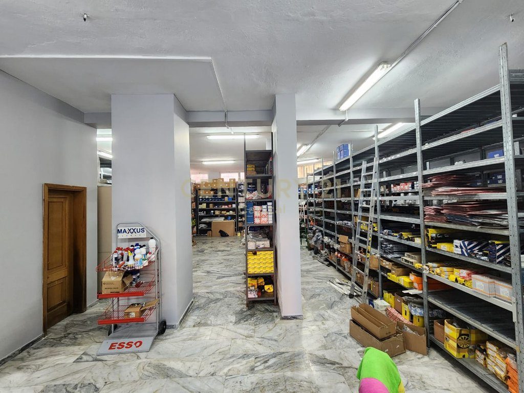 Dyqan ose ambient biznesi për qira në Rrugën Dritan Hoxha, 187 m², Laprakë