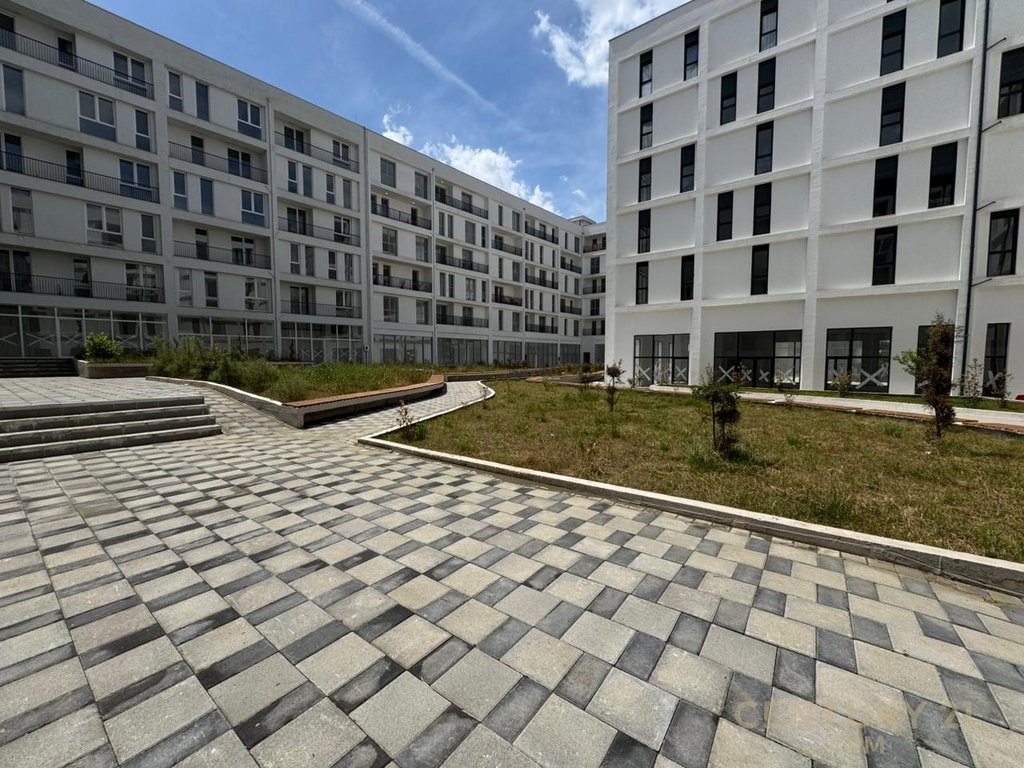 Shitet apartament  3+1, ne fund te rruges 5 Maj !