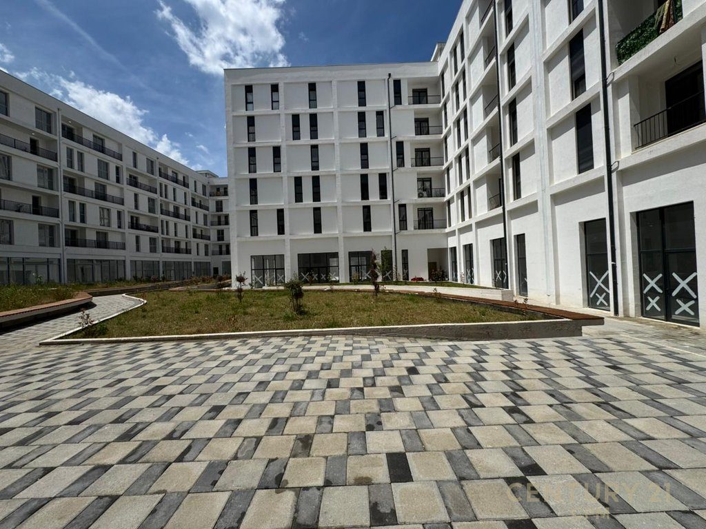 Shitet apartament  3+1, ne fund te rruges 5 Maj !