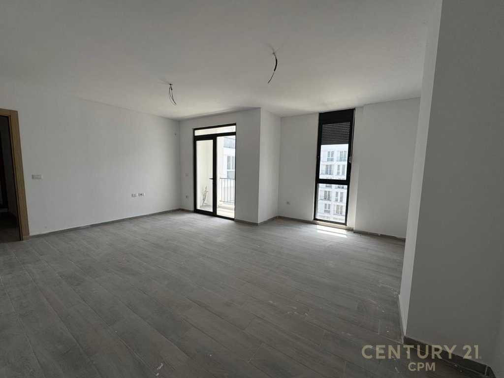 Shitet apartament  3+1, ne fund te rruges 5 Maj !
