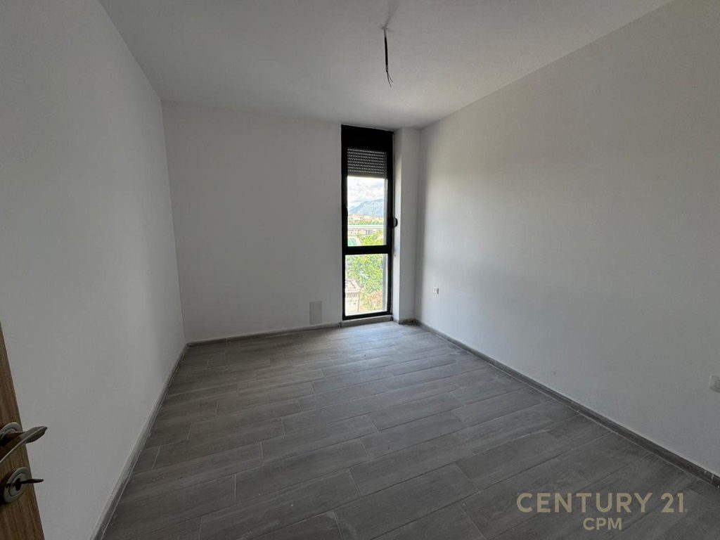 Shitet apartament  3+1, ne fund te rruges 5 Maj !