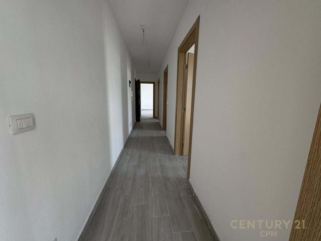 Shitet apartament  3+1, ne fund te rruges 5 Maj !