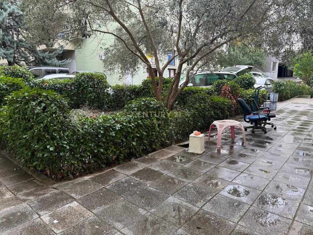 Jepet me qira dyqan 90 m² te Kopshti Botanik, Tiranë!!