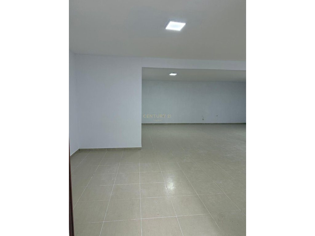 Jepet me qira dyqan 90 m² te Kopshti Botanik, Tiranë!!