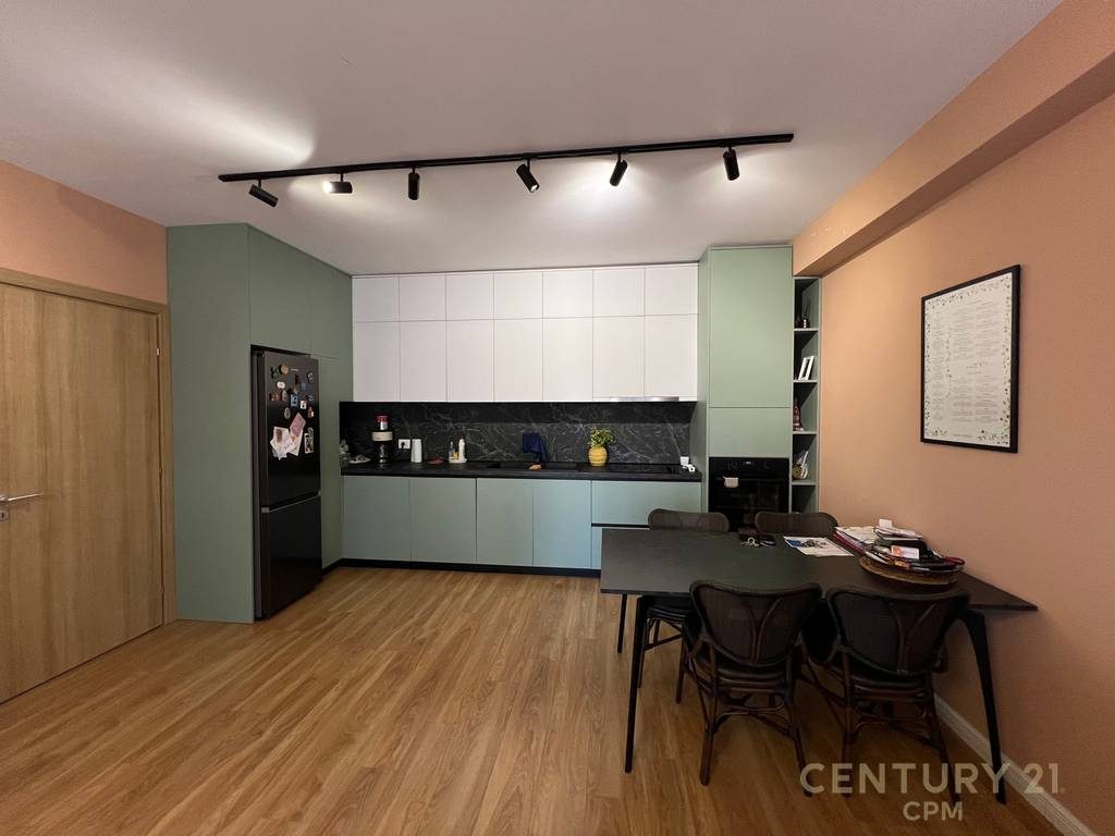 Apartament 2+1 per shitje tek Rr. Barrikadave!