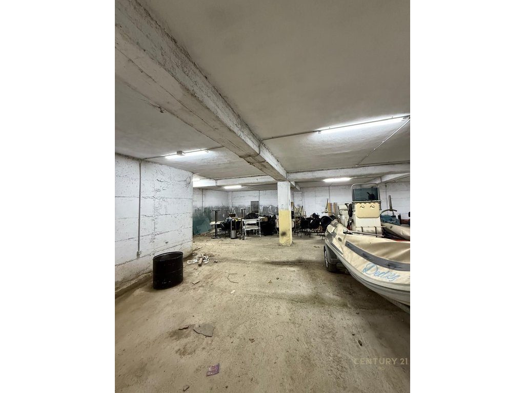 Ambient komercial në Shkozë, 400 m², per qira
