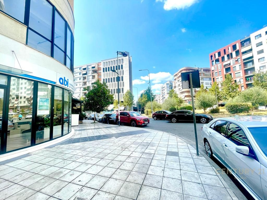 Astir ne rruge kryesore shitet ambient biznesi