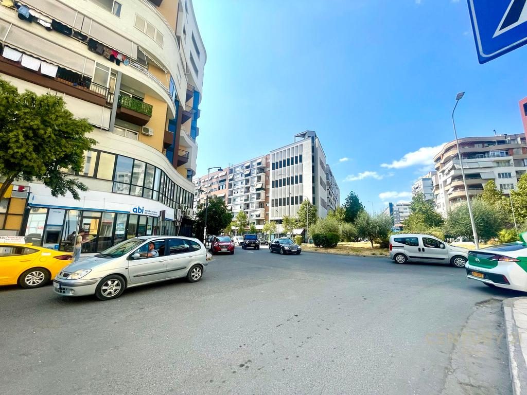 Astir ne rruge kryesore shitet ambient biznesi