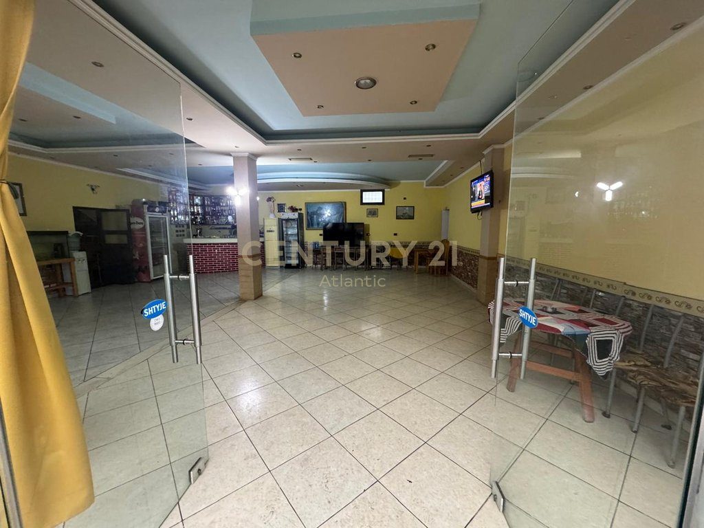 JEPET ME QERA DYQAN – SPITALLË, DURRËS
Anës rrugës kryesore