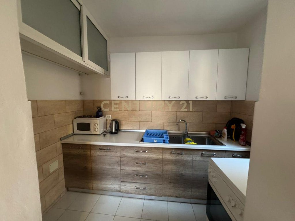 RRUGA FORTUZI, APARTAMENT 3+1 PER QIRA
