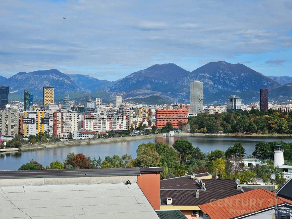 Jepet me qira apartament 3+1+2, verandë e madhe + 2 poste parkimi, Liqeni i Thatë!!