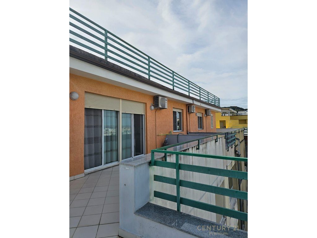 Jepet me qira apartament 3+1+2, verandë e madhe + 2 poste parkimi, Liqeni i Thatë!!