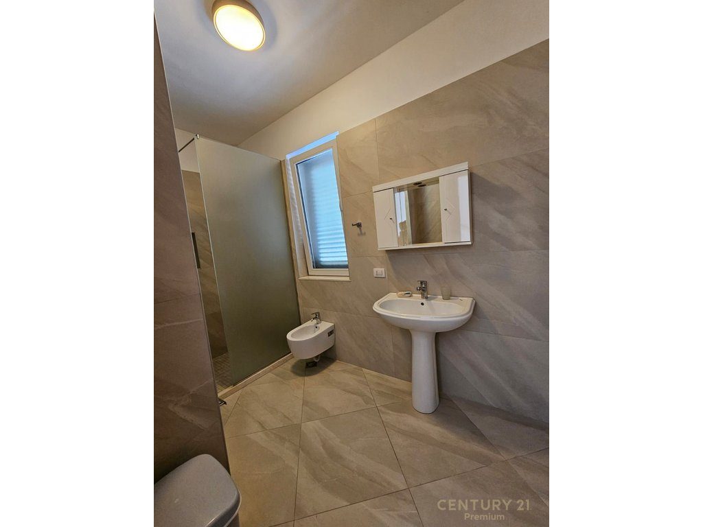 Jepet me qira apartament 3+1+2, verandë e madhe + 2 poste parkimi, Liqeni i Thatë!!