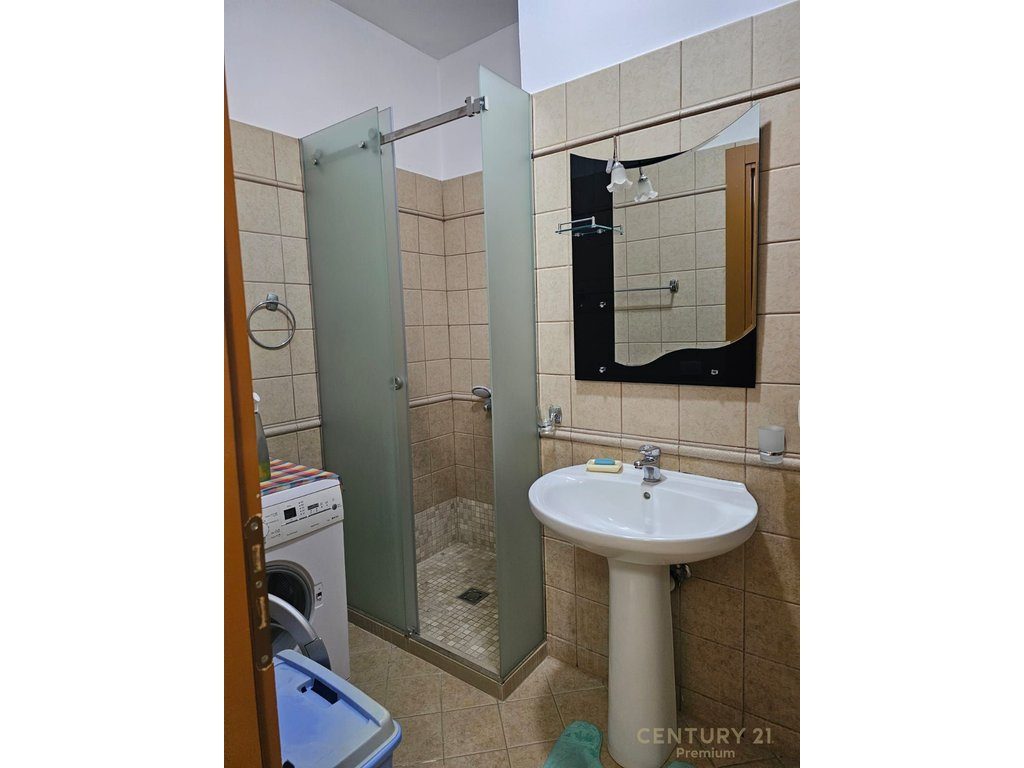 Jepet me qira apartament 3+1+2, verandë e madhe + 2 poste parkimi, Liqeni i Thatë!!