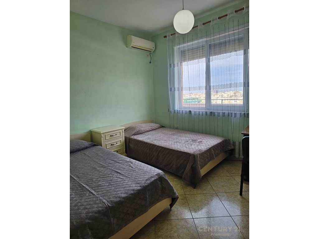 Jepet me qira apartament 3+1+2, verandë e madhe + 2 poste parkimi, Liqeni i Thatë!!