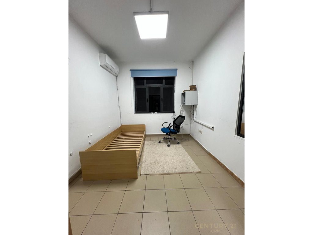 Zyrë Me Qira prane Pazarit te Ri