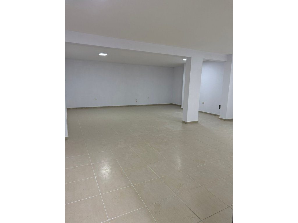OKAZION! – SHITET AMBIENT KOMERCIAL 90 m²
BUZË RRUGËS, MBI KOPSHTIN ZOOLOGJIK – PRANË XHAMISË SË RE! - Century 21 Albani...