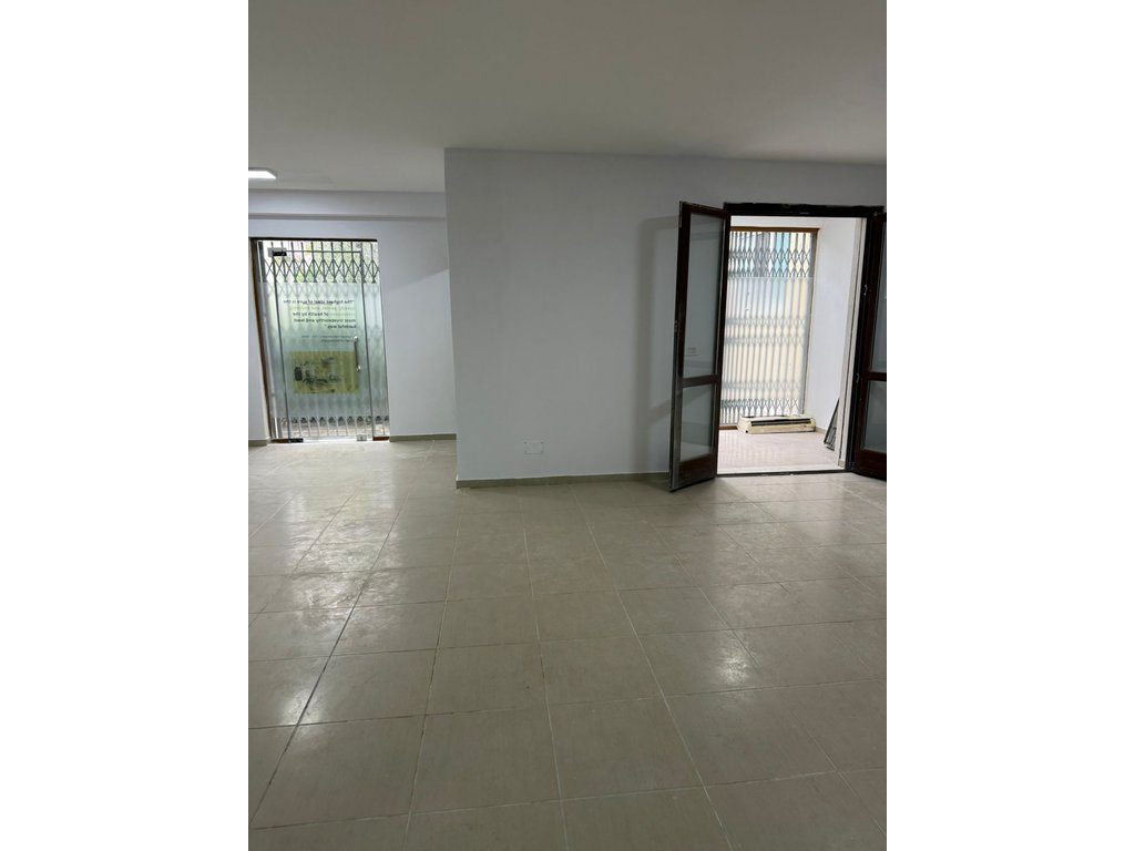 OKAZION! – SHITET AMBIENT KOMERCIAL 90 m²
BUZË RRUGËS, MBI KOPSHTIN ZOOLOGJIK – PRANË XHAMISË SË RE! - Century 21 Albani...