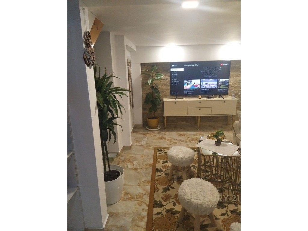 SHITET DUPLEX 3+1 TEK MALI I ROBIT!ME PAMJE NGA PISHINA!