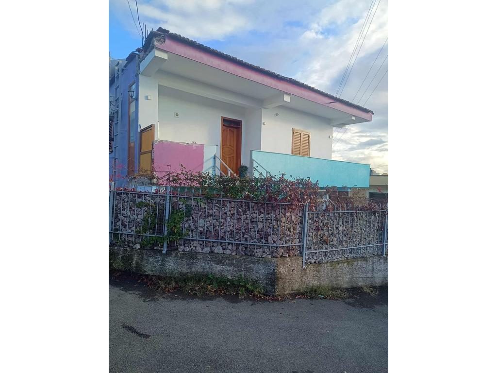 Shtëpi private 2 kateshe   Në Shkozë prane firmes kamberi , Tiranë - Në Shitje 370,000€ | 185.5 m²