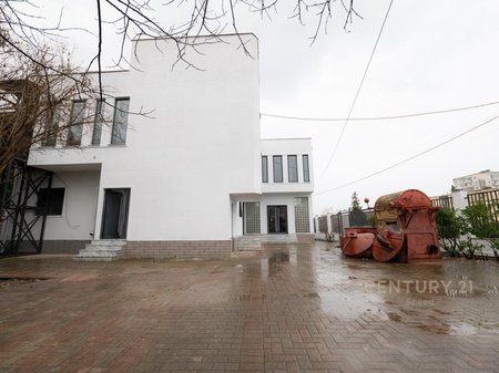 SHITET AMBJENT BIZNESI NE RRUGE KRYESORE NE SHKOZET-DURRES !