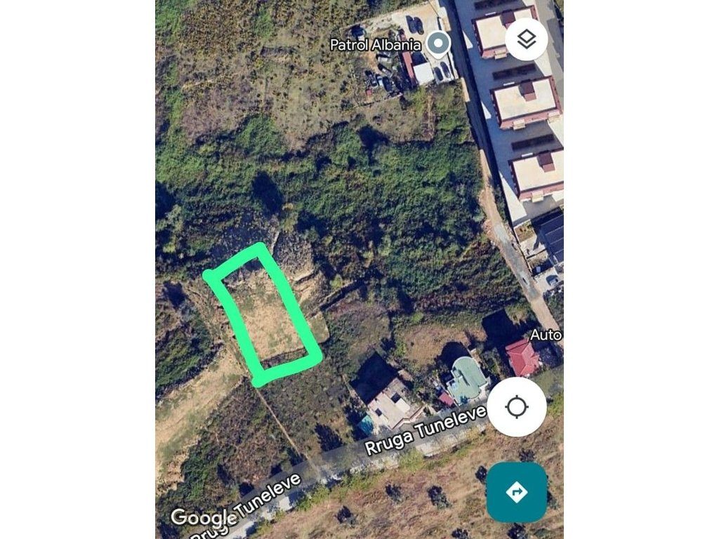 Shitet Tokë 1000m² pranë Liqenit të Farkës