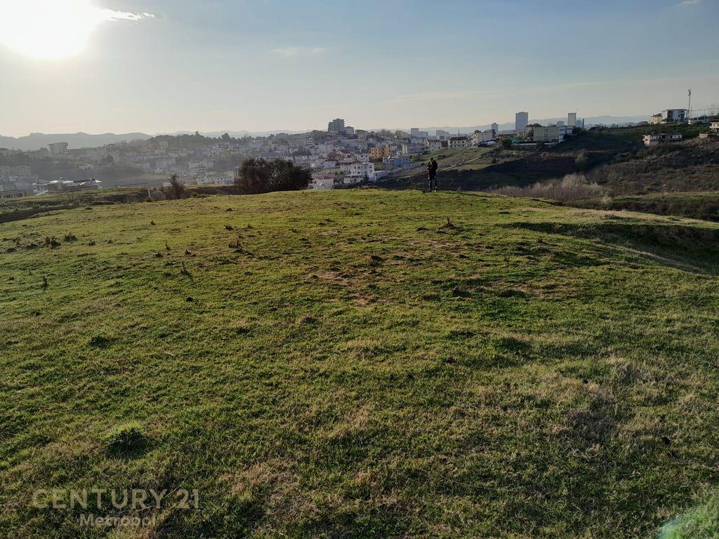 Shitet Tokë 1000m² pranë Liqenit të Farkës