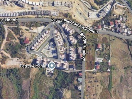 Shitet Tokë 1000m² pranë Liqenit të Farkës