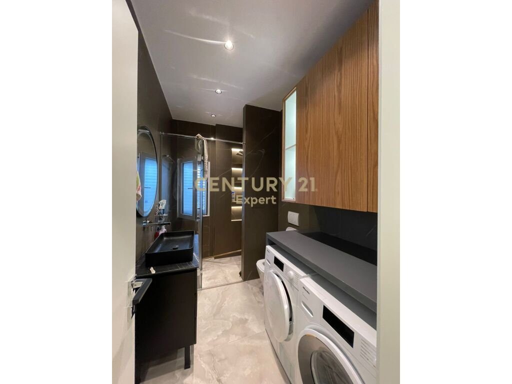 Apartament 1+1me post parkimi për qira në  Rezidencën Lake Land në Farkë, Tiranë!