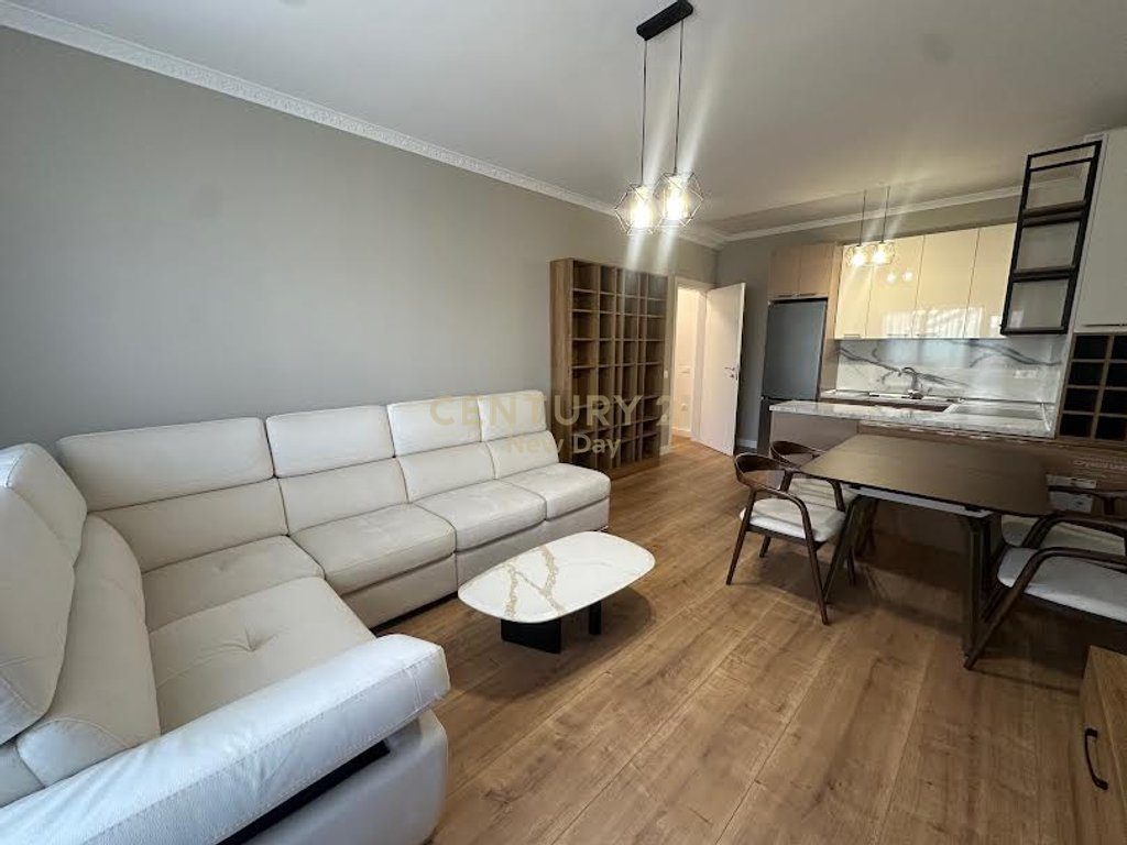 Jepet me qira apartament i sapomobiluar te Pazari Ri.