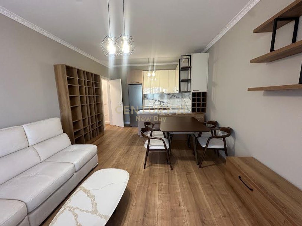 Jepet me qira apartament i sapomobiluar te Pazari Ri.