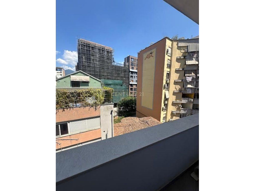 Jepet me qira apartament i sapomobiluar te Pazari Ri.