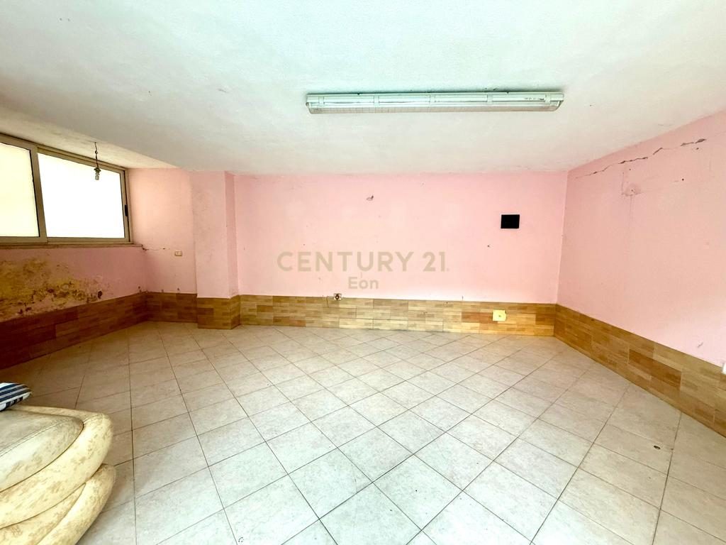 Ambient Komercial Për Shitje në Qendren e Durrësit !
