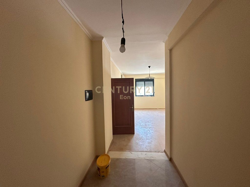 SHESIM APARTAMENT 1+1 PRANE DREJTORISE SE POLICISE, DURRES !