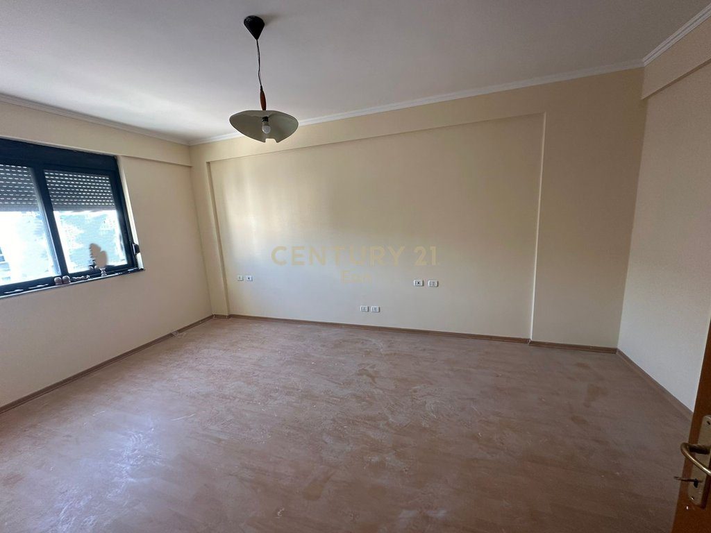 SHESIM APARTAMENT 1+1 PRANE DREJTORISE SE POLICISE, DURRES !