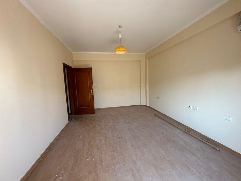 SHESIM APARTAMENT 1+1 PRANE DREJTORISE SE POLICISE, DURRES !