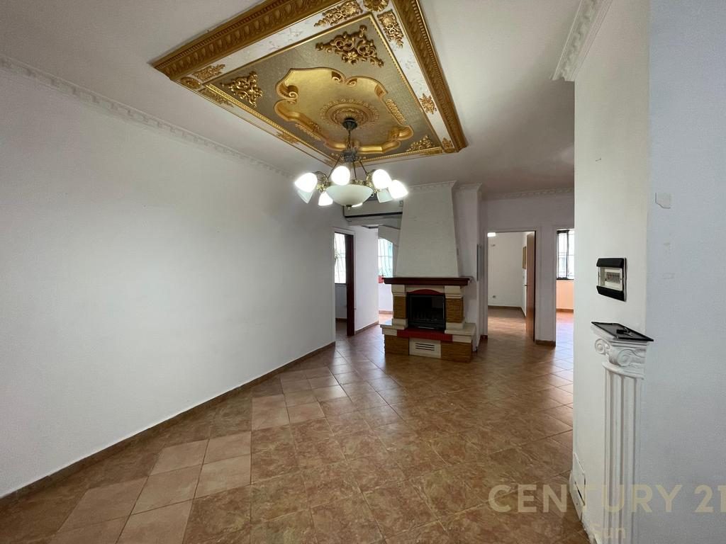 APARTAMENT 5+2+2 PER QIRA TEK ISH-EKSPOZITA!