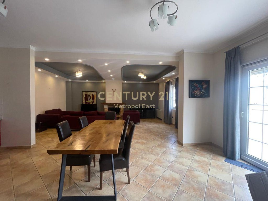 Jepet me Qira Penthouse  në zonen e Selitës – Pamje Panoramike 360° mbi Tiranë