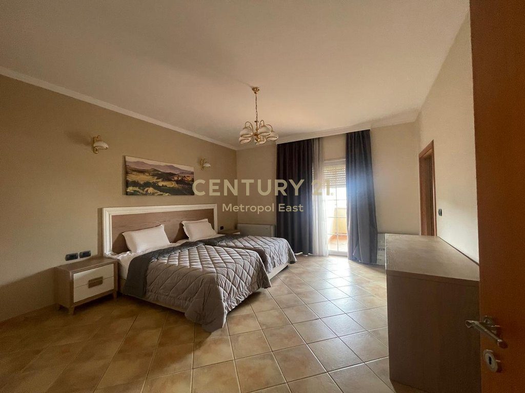Jepet me Qira Penthouse  në zonen e Selitës – Pamje Panoramike 360° mbi Tiranë