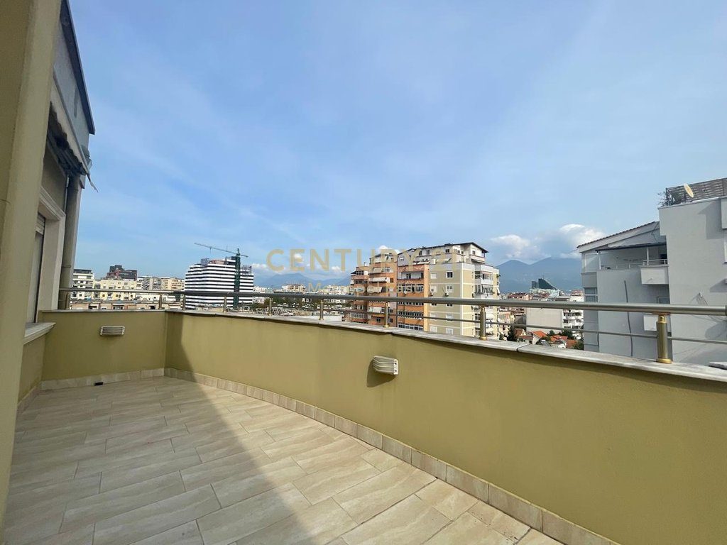 Jepet me Qira Penthouse  në zonen e Selitës – Pamje Panoramike 360° mbi Tiranë