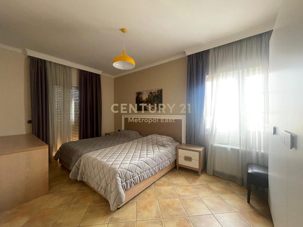 Jepet me Qira Penthouse  në zonen e Selitës – Pamje Panoramike 360° mbi Tiranë