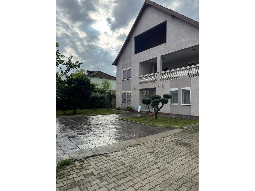 Vilë Me Qira prane Casa Italia, Tiranë - 2000€!