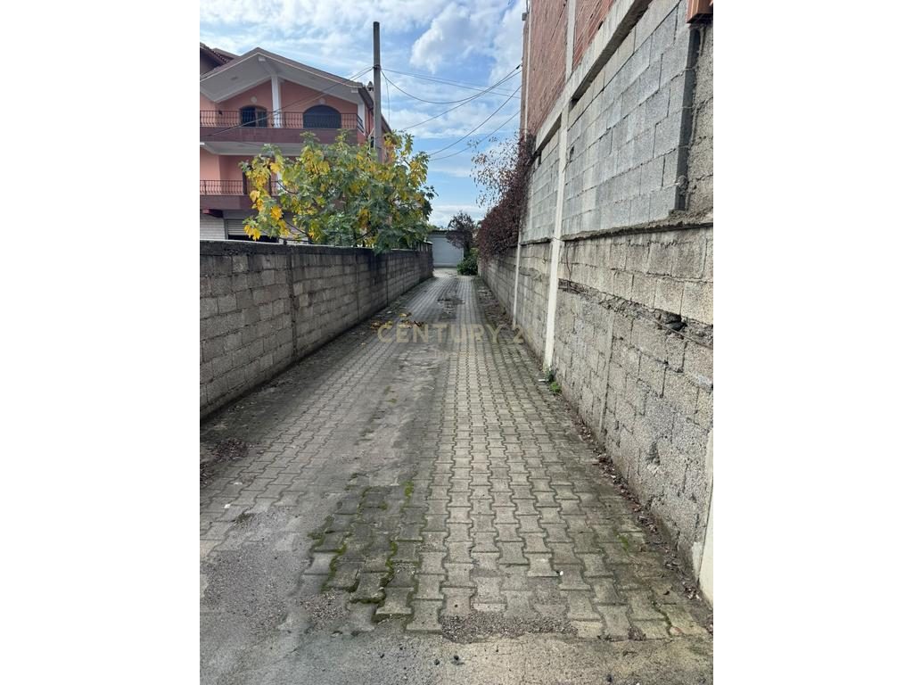 Vilë Me Qira prane Casa Italia, Tiranë - 2000€!