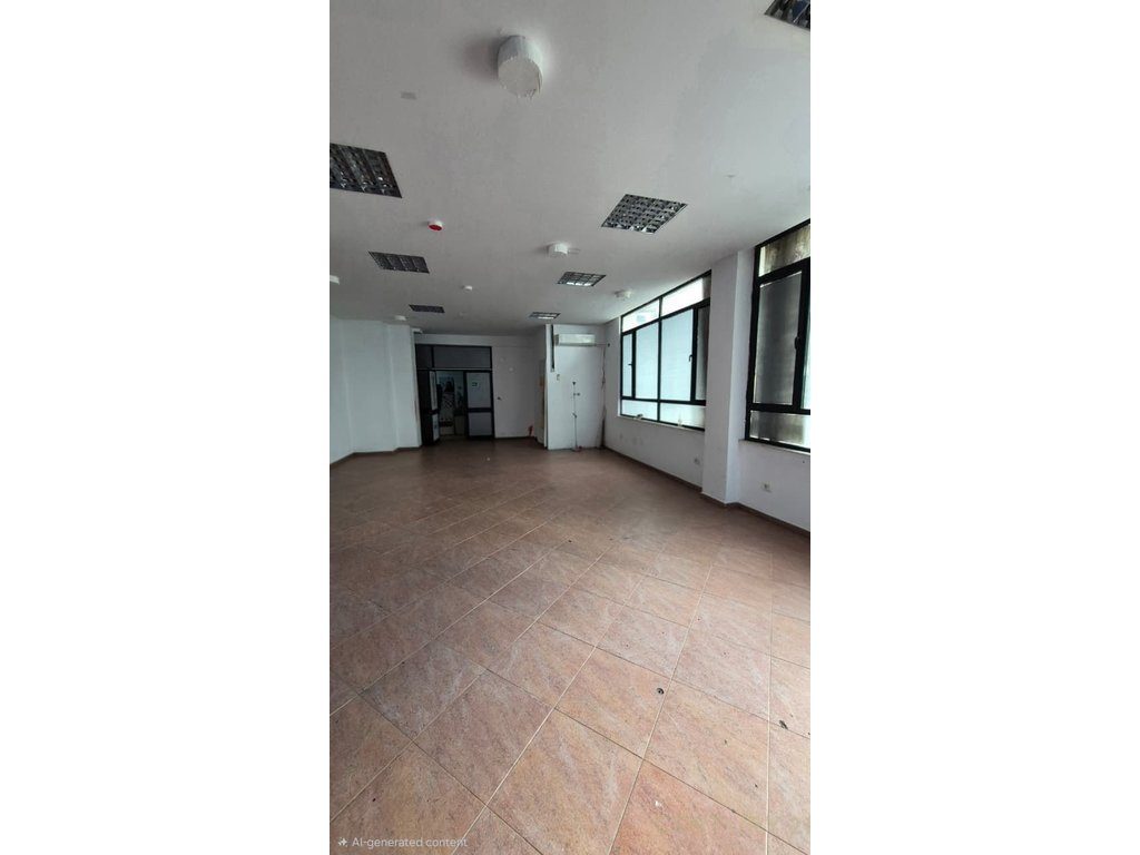 Jepet me qera zyre 90 m² te ish ekspozita!