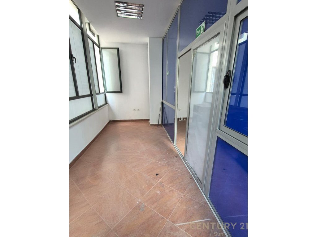 Jepet me qera zyre 90 m² te ish ekspozita!