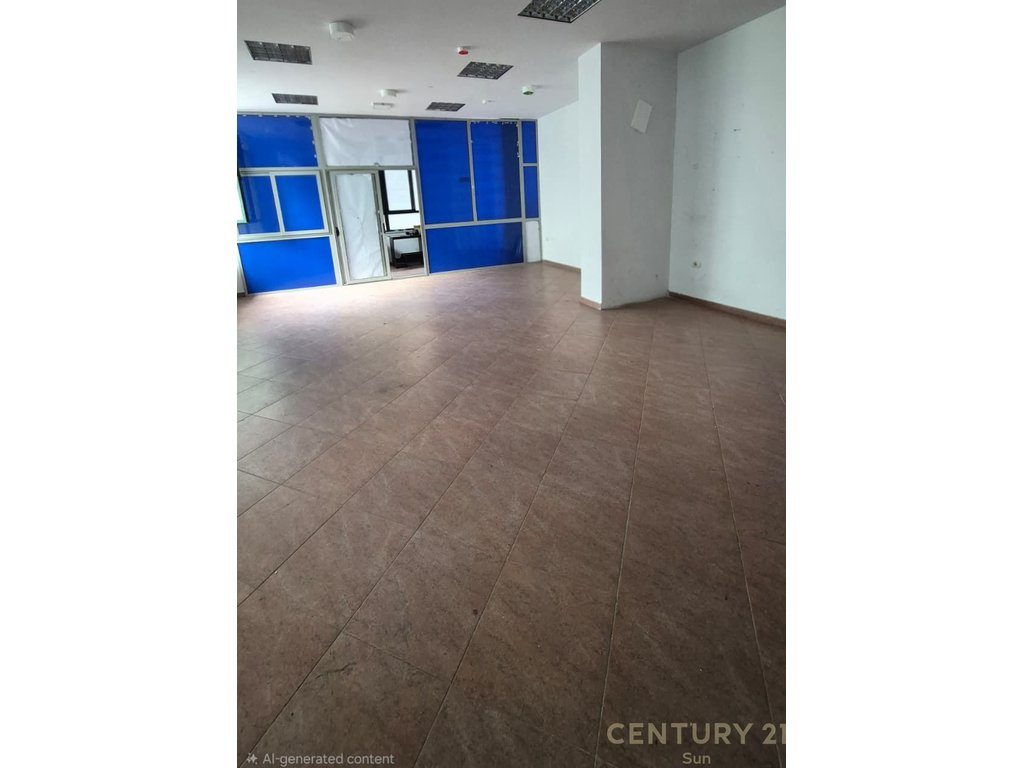 Jepet me qera zyre 90 m² te ish ekspozita!