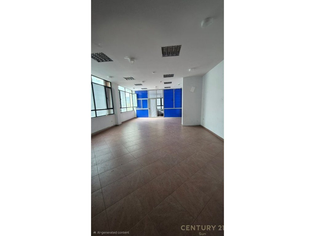 Jepet me qera zyre 90 m² te ish ekspozita!
