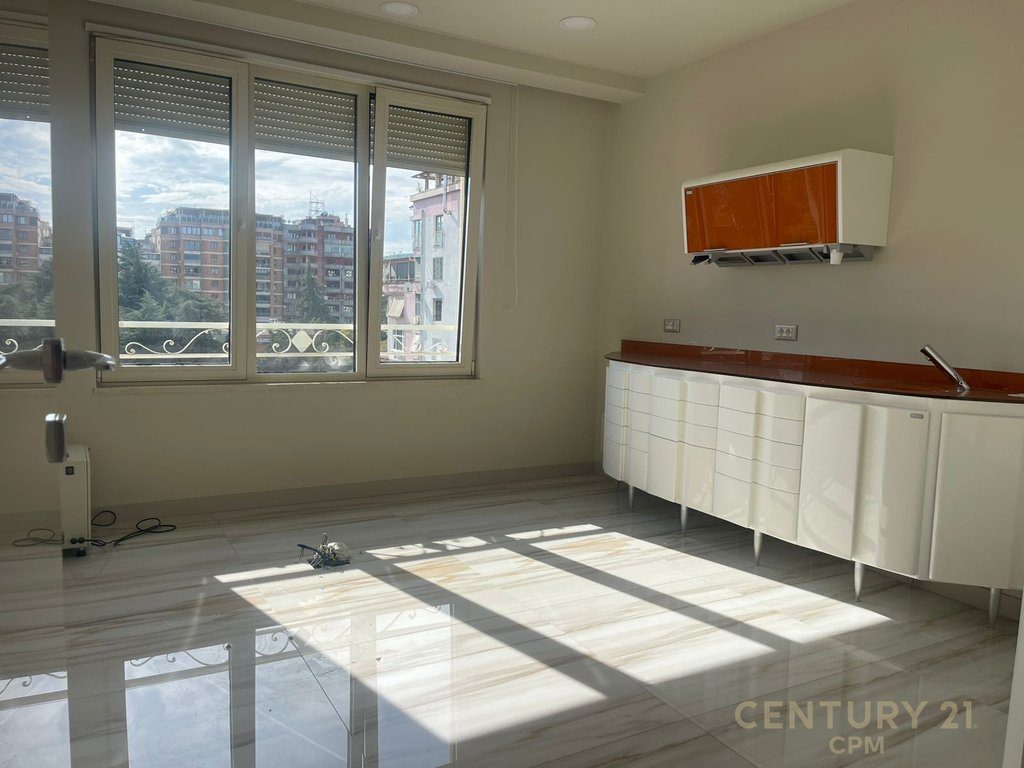 Ambient Modern + Post Parkimi për Klinikë me Qira në Ish Bllok