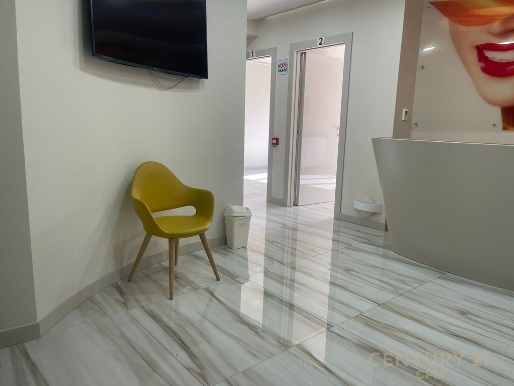 Ambient Modern + Post Parkimi për Klinikë me Qira në Ish Bllok