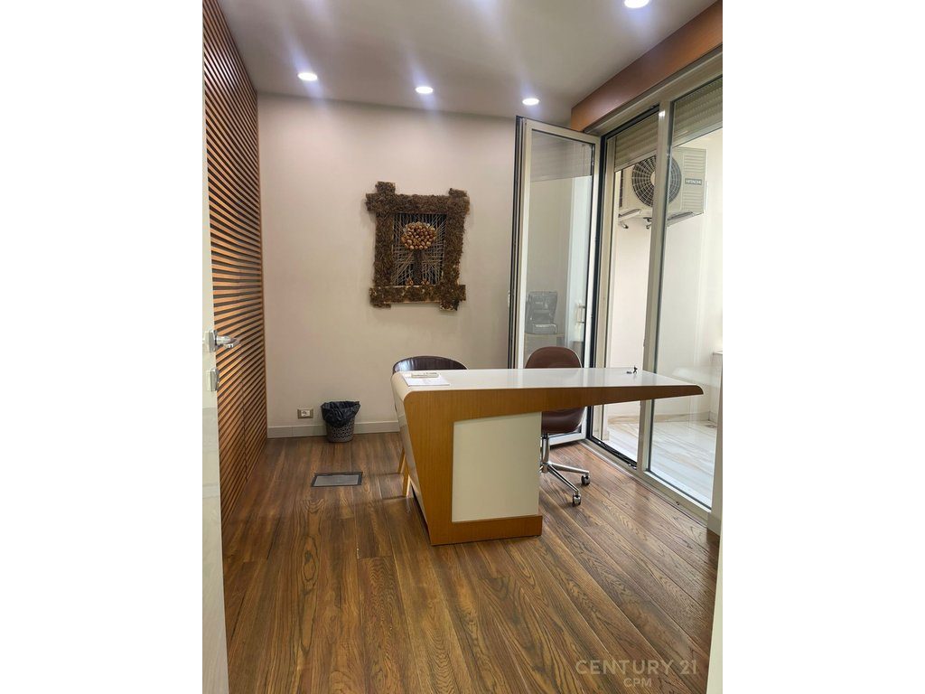 Ambient Modern + Post Parkimi për Klinikë me Qira në Ish Bllok